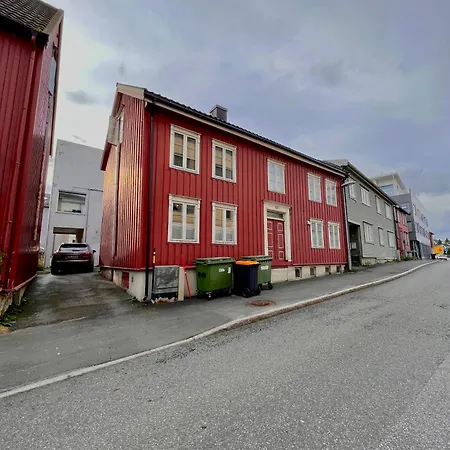 Arctic Homes - Red Polar House Apartment *