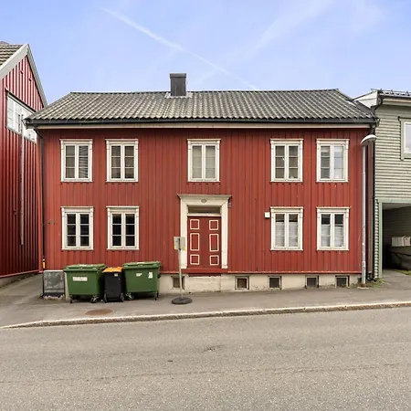 Arctic Homes - Red Polar House Apartment