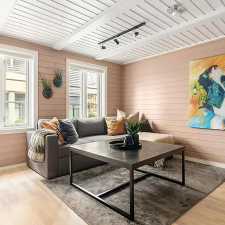 Arctic Homes - Red Polar House Apartment Tromso