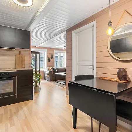 Arctic Homes - Red Polar House Apartment