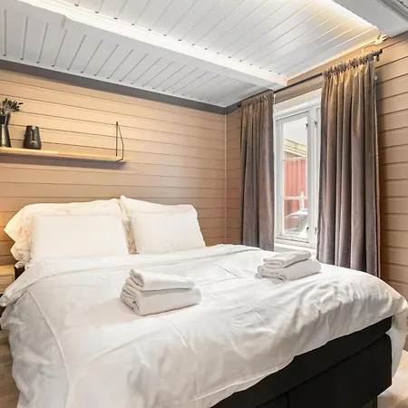 Arctic Homes - Red Polar House Apartment Tromso