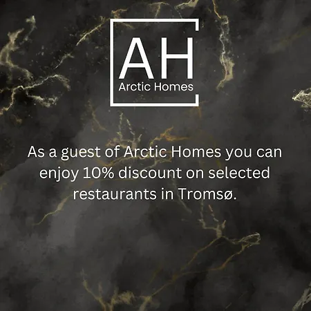 Arctic Homes - Red Polar House Apartment
