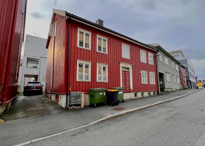 Arctic Homes - Red Polar House Apartment *