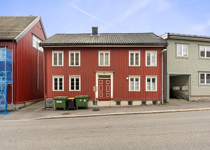 Arctic Homes - Red Polar House Apartment
