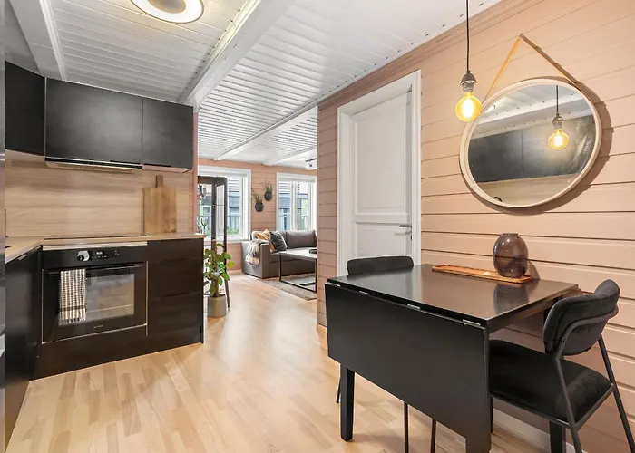 Arctic Homes - Red Polar House Apartment